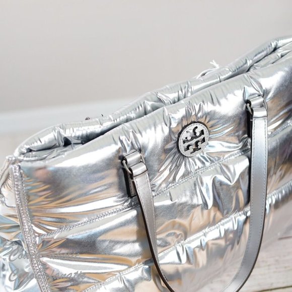 $398New with Tag 💯 Tory Burch Ella Nylon Quilted Tote Large Shoulder Bag Silver - Picture 5 of 6